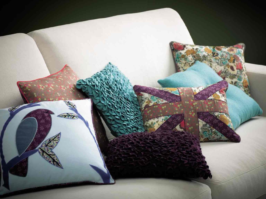 идеи декоративных подушек на диван