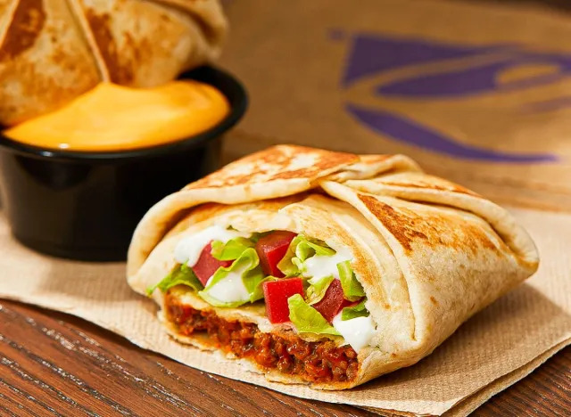 Taco-Bell-Cheesy-Crunchwrap-Slider_jpg_92